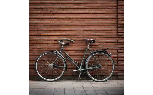 Preview of City bicycle leaning against a (JPEG q25)